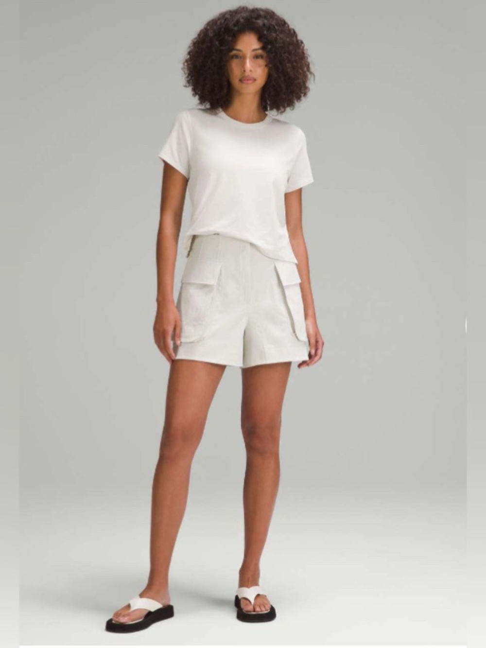 Lululemon relaxed fit high rise cargo shorts in bone stretch comfort